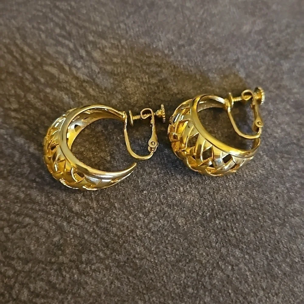VTG NAPIER Goldtone Basketweave Chunky Hoop Clip-on Earrings